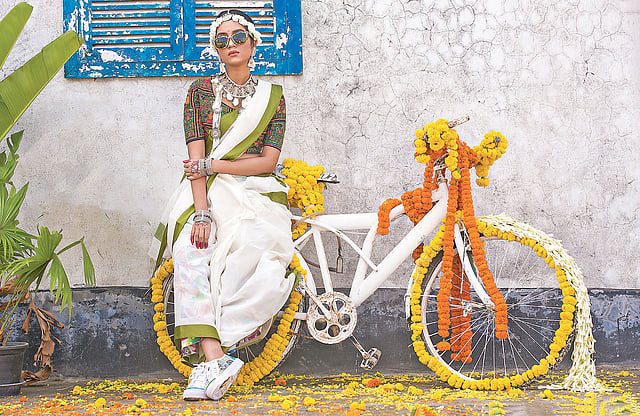 সাদামাটা শাড়ি, রঙিন অনুষঙ্গে বর্ণিল হলুদের কনে। পায়ে কেডস যোগ করেছে ভিন্নমাত্রা। মডেল: মৌসুম, গয়না: গ্ল্যুড টুগেদার, শাড়ি: টাঙ্গাইল শাড়ি কুটির, ব্লাউজ: যাত্রা, চশমা ও জুতা: বিস্কুট ফ্যাক্টরি, সাজ: পারসোনা, ছবি: কবির হোসেন