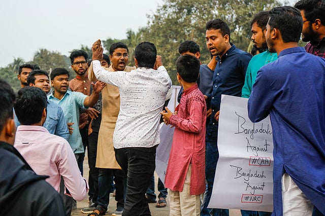 ডাকসুর সহসভাপতি (ভিপি) নুরুল হকসহ অন্যরা মানববন্ধনে দাঁড়ালে মুক্তিযুদ্ধ মঞ্চের কর্মীরা পোস্টার কেড়ে নেন