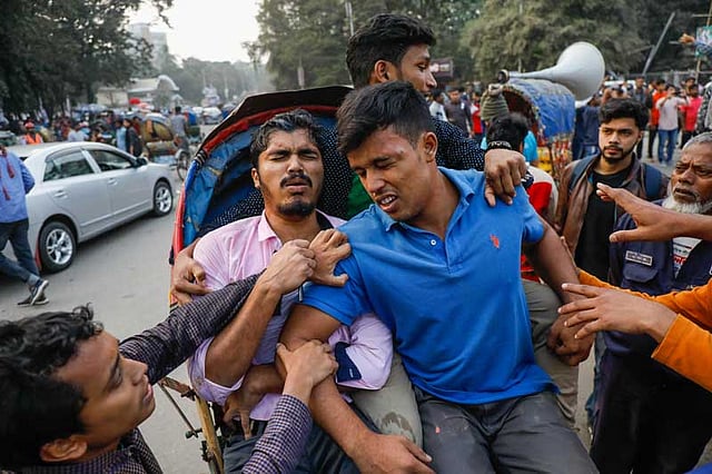 আহত সিফাত ও আমিনুলকে ঢাকা মেডিকেলের জরুরি বিভাগে নেওয়া হয়