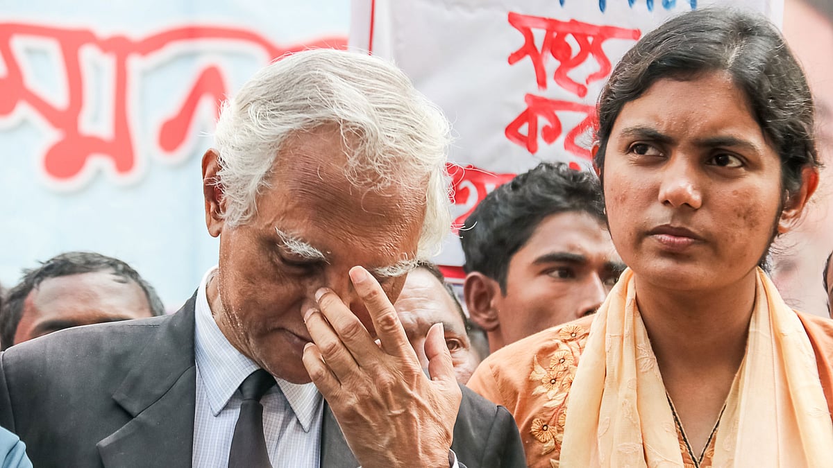 রাজাকারের তালিকায় নিজের নাম দেখে দুঃখ ভারাক্রান্ত হয়ে পড়েন মুক্তিযোদ্ধা আইনজীবী তপন কুমার চক্রবর্তী। ছবিটি আজ মঙ্গলবার বরিশাল নগরের সদর রোড থেকে তোলা। ছবি: সাইয়ান