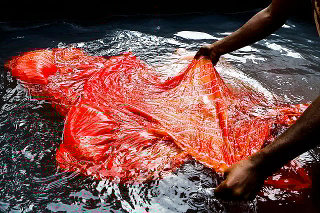 রং করার কাজ শেষ। এখন ধুয়ে নেওয়ার পালা।