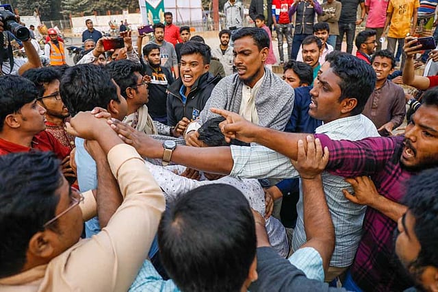পরে মিছিল বের করতে গেলে দুই পক্ষের মধ্যে কিছুক্ষণ হাতাহাতিও হয়