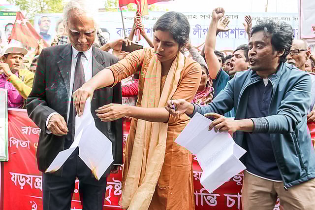 বরিশালে রাজাকারের তালিকা পুড়িয়ে প্রতিবাদ জানায় বাংলাদেশের সমাজতান্ত্রিক দলের (বাসদ) নেতা-কর্মীরা। ছবিটি আজ মঙ্গলবার নগরের সদর রোড থেকে তোলা। ছবি: সাইয়ান