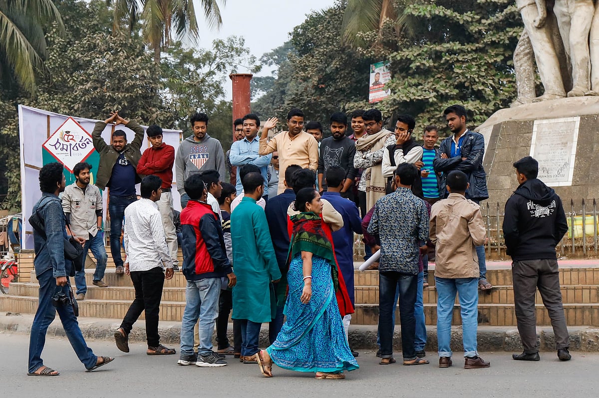 রাজু ভাস্কর্যের পাদদেশে আগেই অবস্থান নেন মুক্তিযুদ্ধ মঞ্চের কর্মীরা