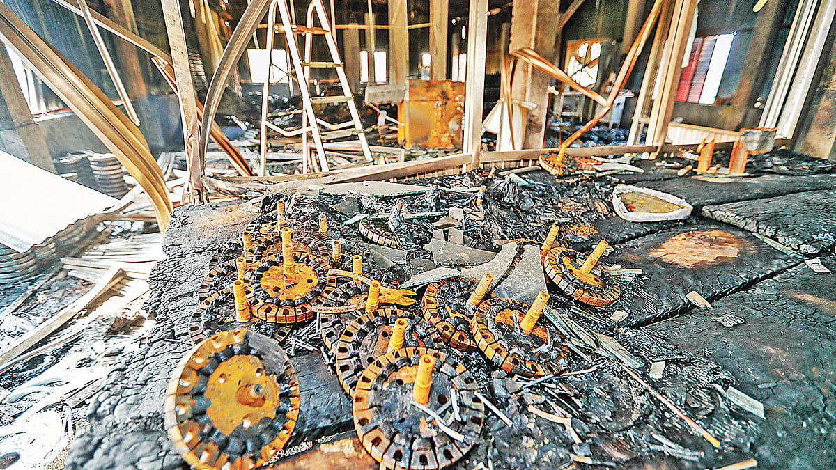 অগ্নিকাণ্ডে পুড়ে যাওয়া কারখানার তৃতীয় তলার মেঝে। গতকাল গাজীপুরের রওজা হাইটেকের লাক্সারি ফ্যান কারখানায়। ছবি: প্রথম আলো
