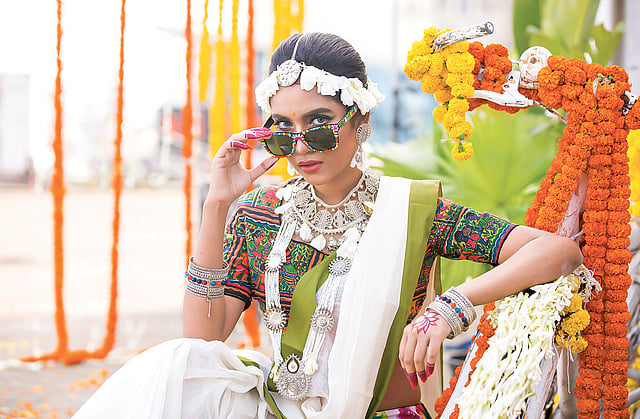 শাড়ি: টাঙ্গাইল শাড়ি কুটির, ব্লাউজ: যাত্রা চশমা: বিস্কুট ফ্যাক্টরি