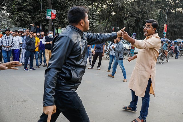 দুই পক্ষ একে অপরকে শাসায়