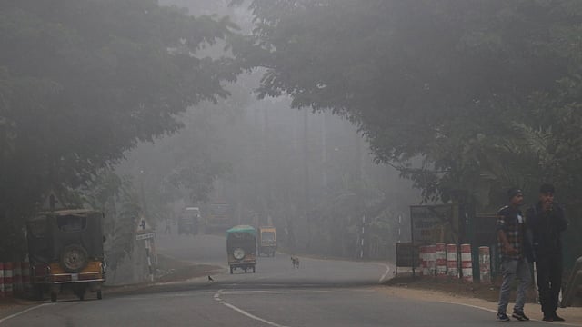 পাহাড়ি এলাকায় পড়েছে ঘন কুয়াশা। চেঙ্গী সেতু, খাগড়াছড়ি, ১৮ ডিসেম্বর। ছবি: নীরব চৌধুরী