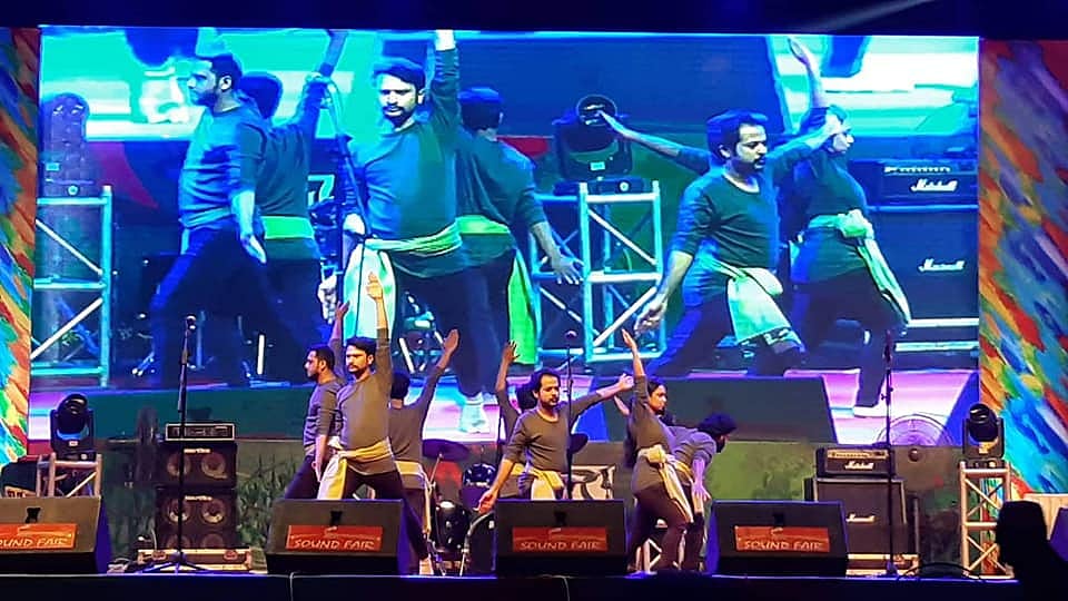 অনুস্বর-এর ‘বন্ধ ঘড়ি’ নাটকের একটি দৃশ্য। ছবি: ফেসবুক