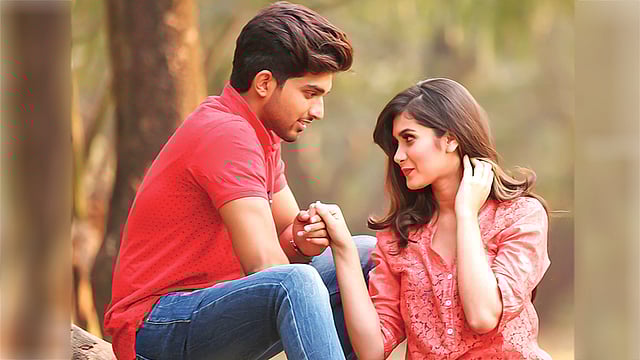 প্রেমের সময়েও দুজনের খরচ হিসাব করা জরুরি। মডেল: সুহাস ও নিশি। ছবি: অধুনা