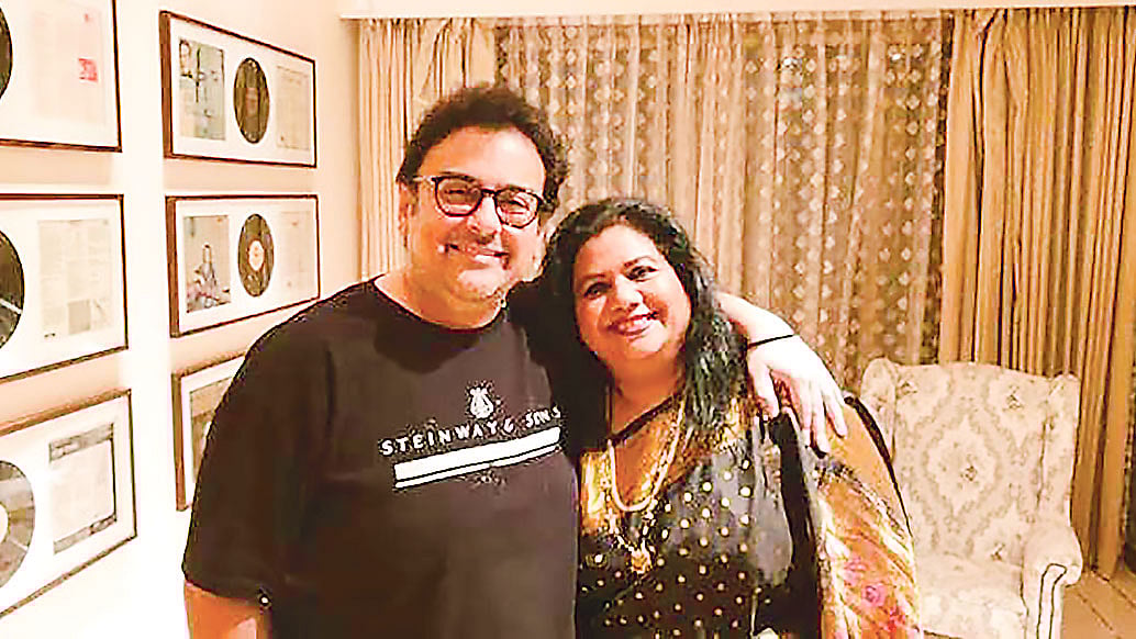 আশির দশকে আবুধাবিতে রুনা লায়লার একটি কনসার্টে তাঁর সঙ্গে একই মঞ্চে ওঠার অভিজ্ঞতা হয়েছিল আদনান সামির