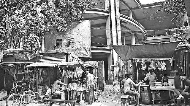 কমিউনিটি সেন্টারের সামনে বসানো হয়েছে দোকানপাট।  ছবি: প্রথম আলো