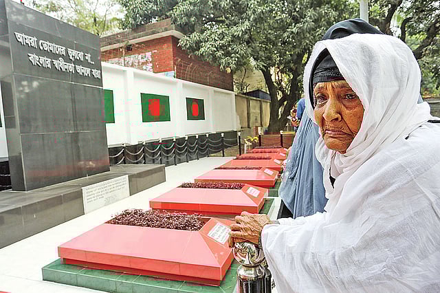 পেরিয়ে গেছে ৪৮ বছর। মা ভুলতে পারেননি মুক্তযোদ্ধা ছেলে আমিনকে হারানোর শোক। তাঁর কবরের পাশে অশ্রুসিক্ত বৃদ্ধা মা সাফিয়া বেগম। গতকাল আজিমপুর কবরস্থানে।  জাহিদুল করিম