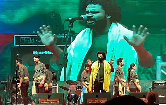 ‘বন্ধ ঘড়ি’ নাটকটির নির্দেশনা দিয়েছেন সুমন মজুমদার ও সাকিল সিদ্ধার্থ।