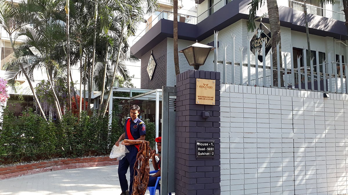 গুলশানের ৬১ নম্বর সড়কের ১/এ প্লটটি ছিল এম এ খালেকের। এখন তা নজরুল ইসলামের নিয়ন্ত্রণে। মাস দু–এক আগে সেখানে হেয়ার ফোর্ট নামে ছেলেদের একটি পারলার চালু হয়েছে। চালু হয়েছে একটি আবাসিক হোটেলও। ছবি: সানাউল্লাহ সাকিব