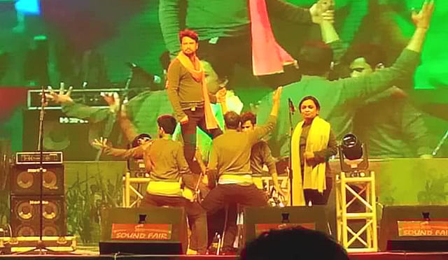 ‘বন্ধ ঘড়ি’ নাটকের দল অনুস্বরের দ্বিতীয় প্রযোজনা।