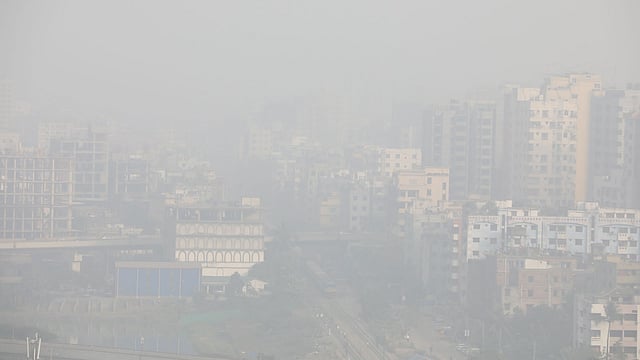 দুপুরের দিকে কুয়াশায় আচ্ছন্ন কারওয়ান বাজার এলাকা। ঢাকা, ১৮ ডিসেম্বর। ছবি: আবদুস সালাম