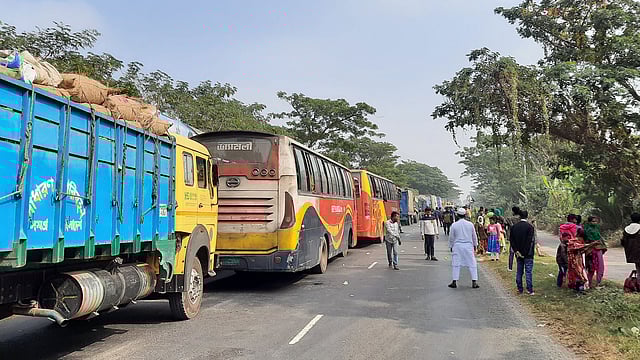 বনপাড়া-হাটিকুমরুল মহাসড়কের ৯০ কিলোমিটার সড়কজুড়ে যানজটের সৃষ্টি হয়েছে। ছবিটি নাটোরের গুরুদাসপুর উপজেলার হাজিরহাট এলাকা থেকে আজ বৃহস্পতিবার দুপুরে তোলা। ছবি: আনিসুর রহমান