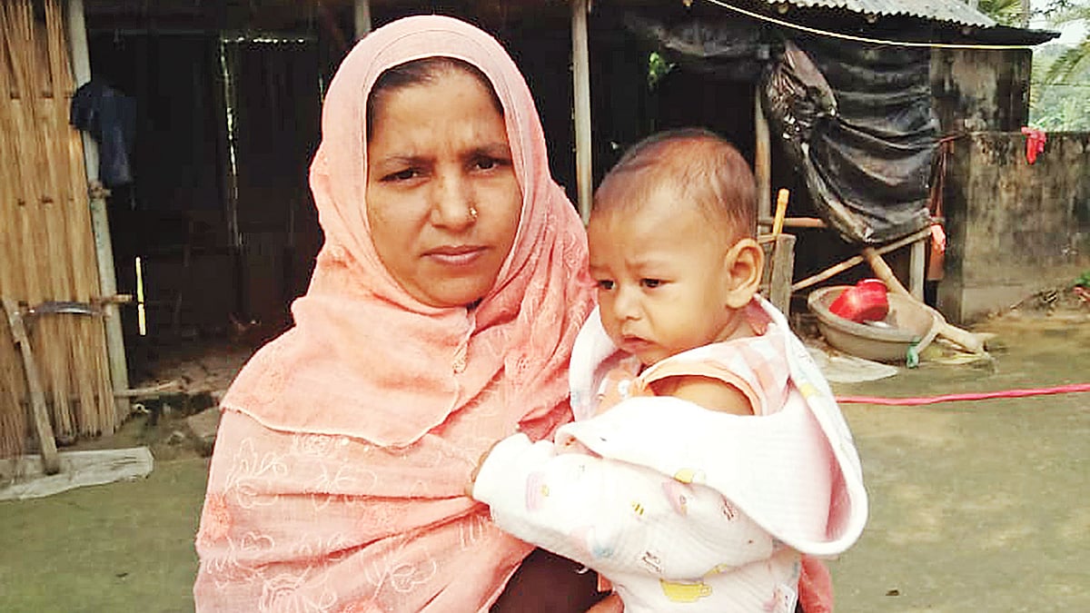 বাবার বাড়িতে আট মাসের সন্তানসহ শিউলী খাতুন। ছবি: প্রথম আলো