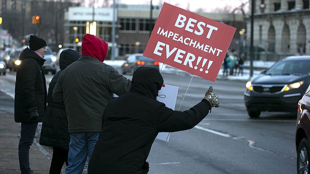 অভিশংসনের পর যুক্তরাষ্ট্রের মিশিগান অঙ্গরাজ্যের ব্যাটল গ্রিক এলাকার মনুমেন্ট পার্কে ট্রাম্প বিরোধীরা আনন্দপ্রকাশ করেন। ছবি: এএফপি