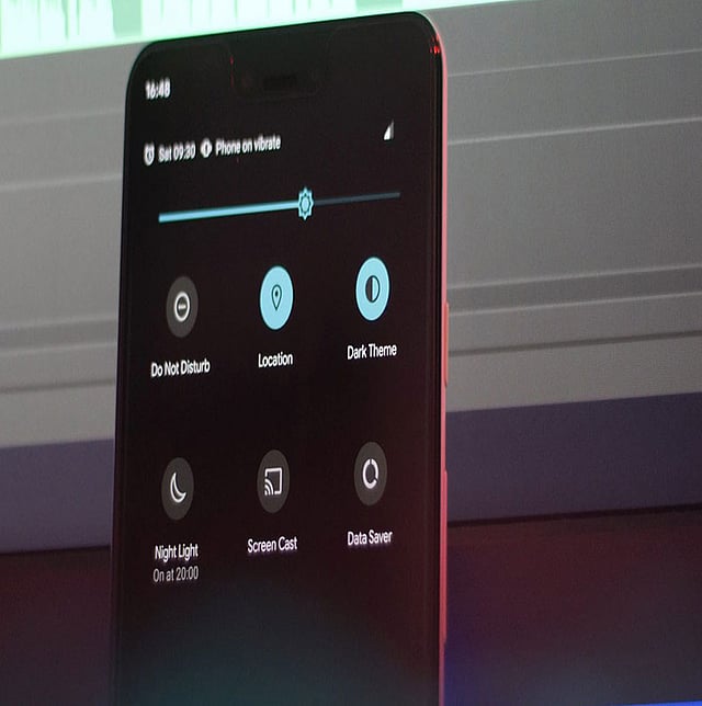 স্মার্টফোনের নাইট মোড। ছবি: রয়টার্স