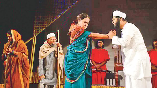 পায়ের আওয়াজ পাওয়া যায় নাটকের দৃশ্যে বাঁ থেকে ফেরদৌসী মজুমদার, কেরামত মাওলা, ত্রপা মজুমদার, এরশাদ হাসান ও তোফা হোসেন। ছবি: সংগৃহীত