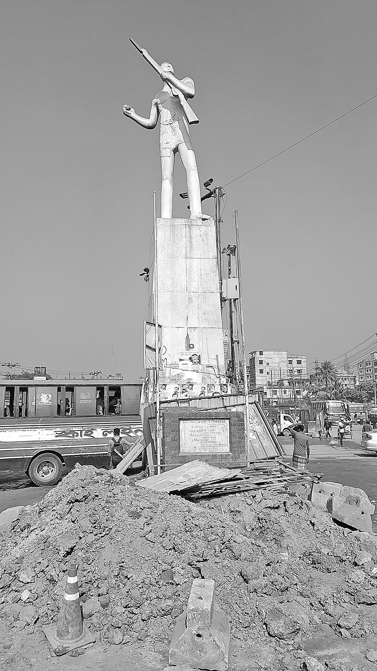 অরক্ষিত ভাস্কর্য জাগ্রত চৌরঙ্গী। গাজীপুরের চান্দনা চৌরাস্তা এলাকায়।  ছবি: প্রথম আলো