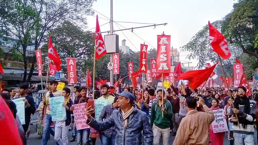 কলকাতায় বাম দলের আয়োজিত প্রতিবাদ মিছিল। ছবি: ভাস্কর মুখার্জি