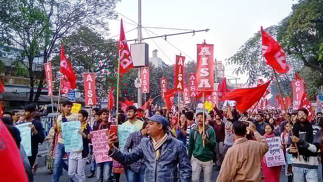 কলকাতায় বাম দলের আয়োজিত প্রতিবাদ মিছিল। ছবি: ভাস্কর মুখার্জি