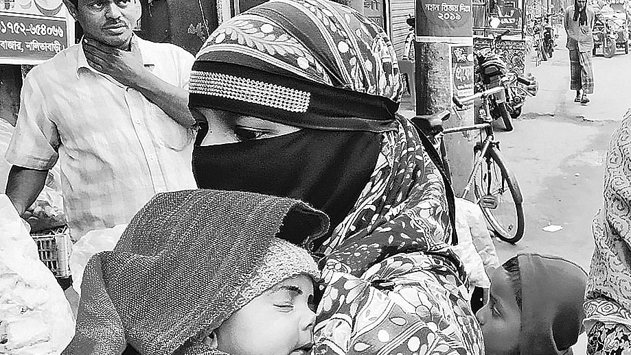 তীব্র শীতে জবুথবু জীবন। সবচেয়ে কষ্টে আছে শিশু ও বয়স্ক মানুষ। গতকাল দুপুরে শেরপুরের নালিতাবাড়ী পৌর শহরের উত্তর বাজারে। ছবি: প্রথম আলো