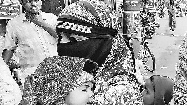 তীব্র শীতে জবুথবু জীবন। সবচেয়ে কষ্টে আছে শিশু ও বয়স্ক মানুষ। গতকাল দুপুরে শেরপুরের নালিতাবাড়ী পৌর শহরের উত্তর বাজারে। ছবি: প্রথম আলো