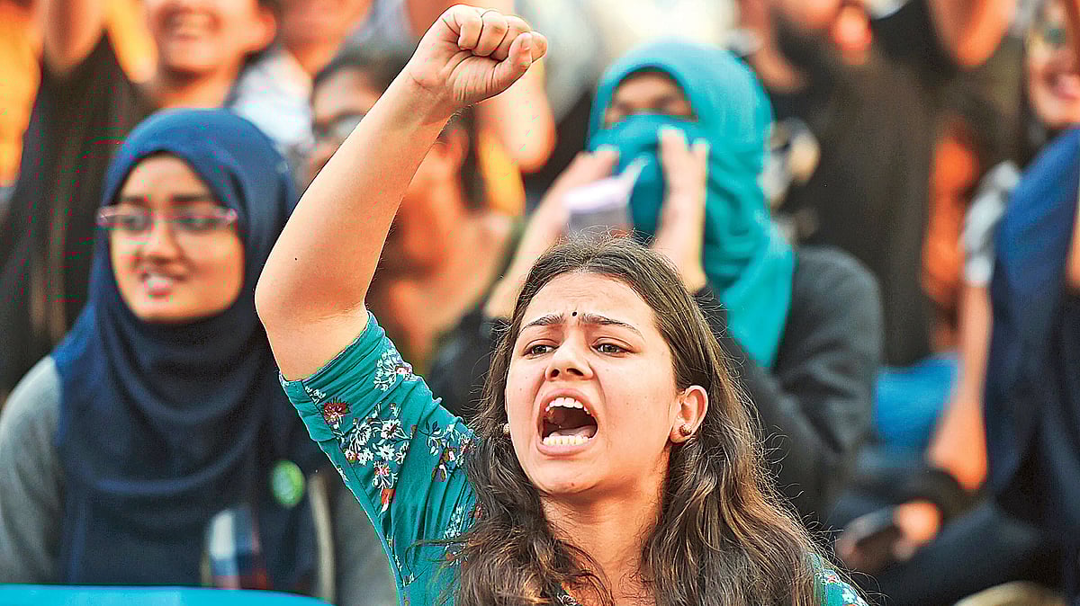 নতুন নাগরিকত্ব আইনের প্রতিবাদে গতকাল মুম্বাইয়ে বিক্ষোভের সময় স্লোগান দেন এক নারী।  ছবি: এএফপি