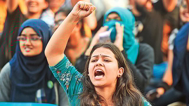 নতুন নাগরিকত্ব আইনের প্রতিবাদে গতকাল মুম্বাইয়ে বিক্ষোভের সময় স্লোগান দেন এক নারী।  ছবি: এএফপি