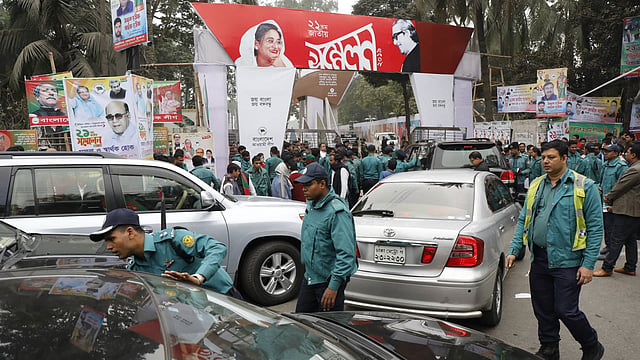 সোহরাওয়ার্দী উদ্যানে ঢোকার মুখে তল্লাশি জোরদার করেছে পুলিশ। ছবি: দীপু মালাকার