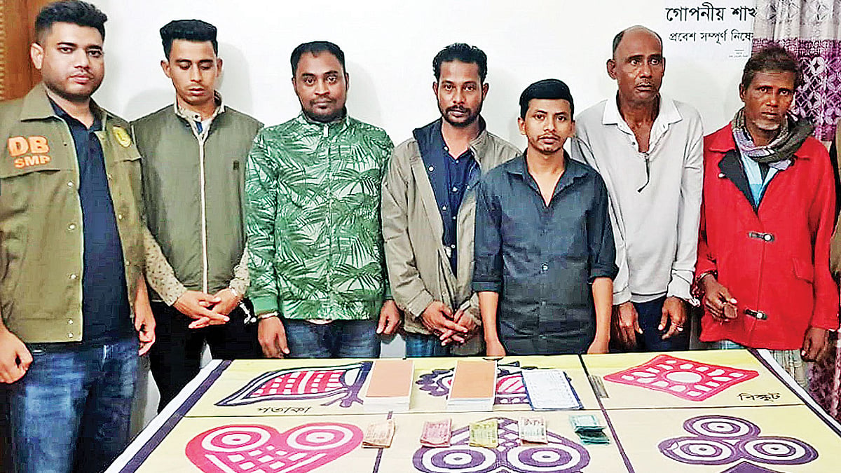 ‘ভালোবাসা’ জুয়া বোর্ডসহ গ্রেপ্তার জুয়াড়িরা।