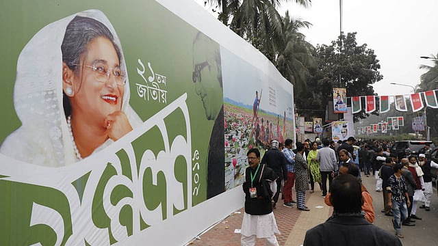 সম্মেলন স্থানে শোভা পাচ্ছে বঙ্গবন্ধু শেখ মুজিবুর রহমান ও প্রধানমন্ত্রী শেখ হাসিনার ব্যানার-পোস্টার। ছবি: দীপু মালাকার