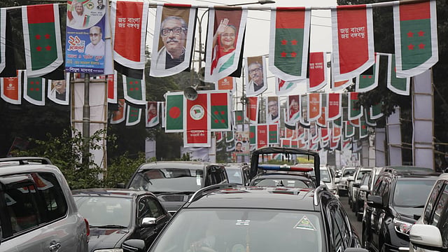 সোহরাওয়ার্দী উদ্যানে ঢোকার বিভিন্ন পথে সারি সারি ব্যানার-পোস্টার। ছবি: দীপু মালাকার