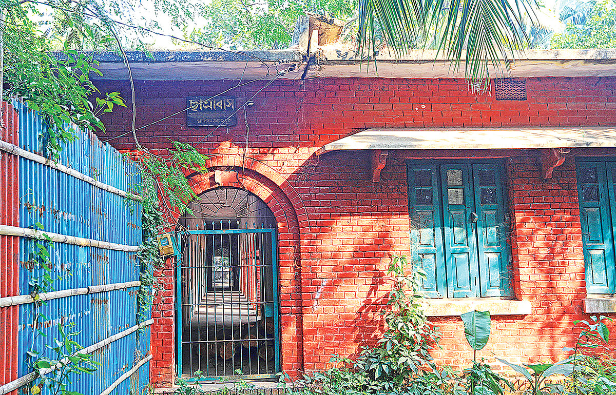 পরিত্যক্ত অবস্থায় আছে চট্টগ্রাম কলেজিয়েট স্কুলের ছাত্রাবাস। গত বুধবার দুপুরে। জুয়েল শীল