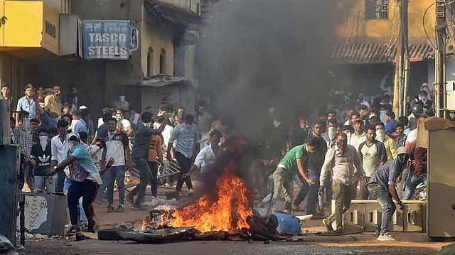 মেঙ্গালুরুতে বিক্ষোভ চলাকালে পুলিশের দিকে পাথর ছোড়ে বিক্ষোভকারীরা। ছবি: রয়টার্স
