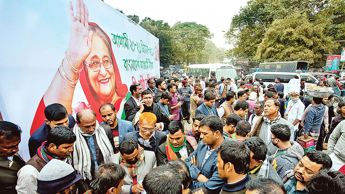 আওয়ামী লীগের ২১তম জাতীয় সম্মেলন উপলক্ষে রাজধানীর সোহরাওয়ার্দী উদ্যান এলাকায় নেতা-কর্মীদের ভিড়। গতকাল দুপুরে। ছবি: প্রথম আলো