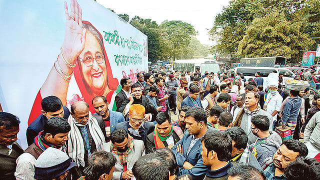আওয়ামী লীগের ২১তম জাতীয় সম্মেলন উপলক্ষে রাজধানীর সোহরাওয়ার্দী উদ্যান এলাকায় নেতা-কর্মীদের ভিড়। গতকাল দুপুরে।  ছবি: প্রথম আলো