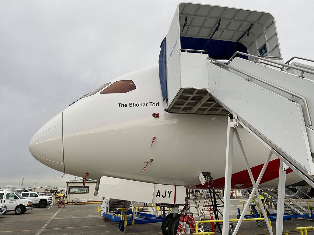 বিমানের পঞ্চম ড্রিমলাইনার ‘সোনার তরী’ আজ শনিবার সন্ধ্যায় হজরত শাহজালাল আন্তর্জাতিক বিমানবন্দরে অবতরণ করে। ছবিটি যুক্তরাষ্ট্রের সিয়াটল থেকে দেশের উদ্দেশে রওনা হওয়ার আগে। ছবি: সংগৃহীত