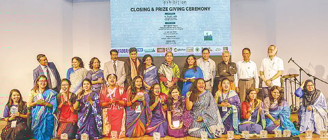 অতিথিদের সঙ্গে ট্রাভেলেটস অব বাংলাদেশের নতুন কমিটির কয়েকজন সদস্য। ছবি: সংগৃহীত