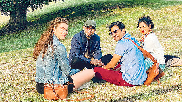 নো ল্যান্ডস ম্যান ছবির শুটিংয়ের ফাঁকে মিশেল মেগান, মোস্তফা সরয়ার ফারুকী, নওয়াজু্দ্দিন সিদ্দিকী ও নুসরাত ইমরোজ তিশা।  ছবি: প্রথম আলো