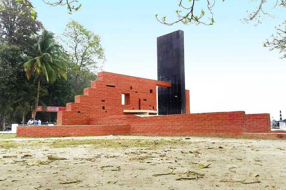 বরিশালের কীর্তনখোলায় স্মৃতি স্তম্ভ। ছবি: সংগৃহীত