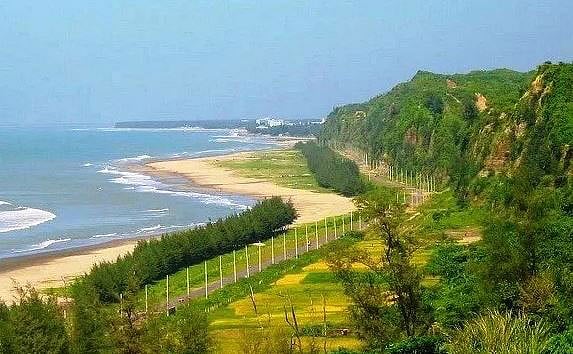 ঘন সবুজ জঙ্গল আর সৈকতের কারণে পর্যটকেরা কক্সবাজার ছোটেন। ছবি: সংগৃহীত