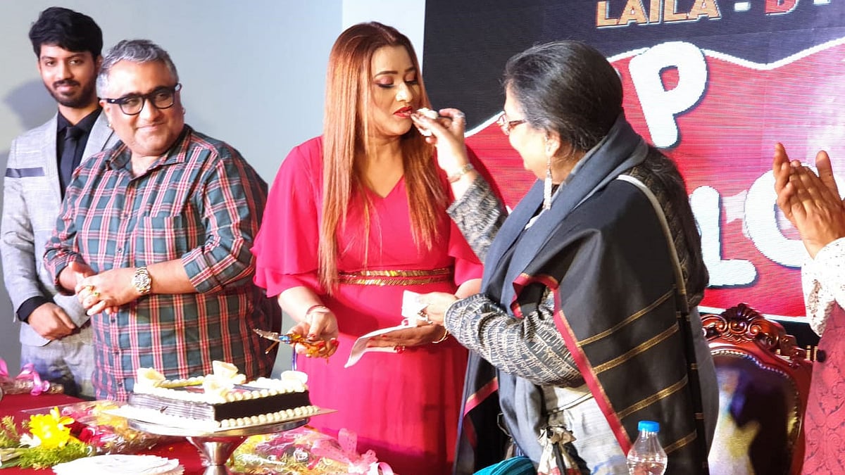 ‘লিপ লক’ গান নিয়ে আয়োজিত অনুষ্ঠানে লাইলাকে কেক খাইয়ে দেন উষা উত্থুপ। ছবি: সংগৃহীত