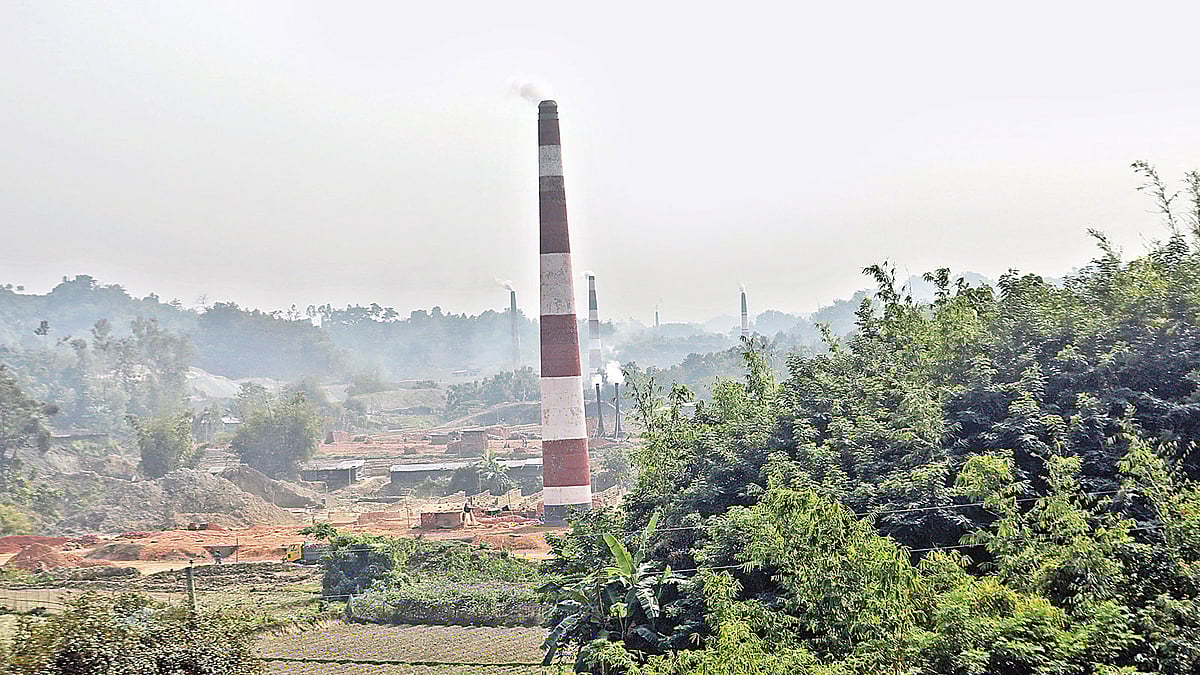 বান্দরবানের ফাইতংয়ে অবৈধভাবে চলছে ইটভাটা। গত বুধবার দুপুরে। সৌরভ দাশ