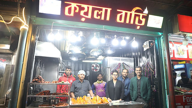 কয়লা বাড়ির কর্মীরা। কালশী, ঢাকা, ২০ ডিসেম্বর। ছবি: আবদুস সালাম