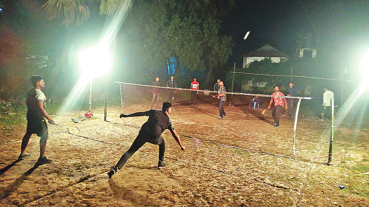 রাতে ব্যাডমিন্টন খেলার একটি মুহূর্ত। সম্প্রতি গাজীপুরের ছোট দেওড়া এলাকায়।  প্রথম আলো